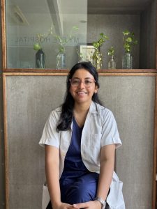 Dr. Tanvi (MS, DNB, FICO-UK, FRCOphth – Oculoplasty | Gold Medalist)
